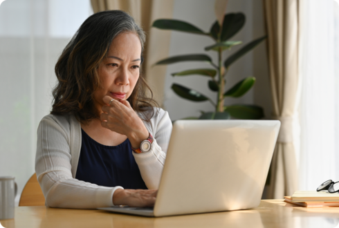 Eine Frau sitzt an einem Laptop. 