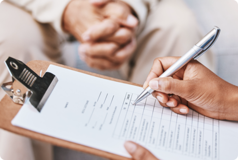 MS-Diagnostik: Evozierte Potenziale Ein Mensch hält ein Klemmbrett und einen Stift.
