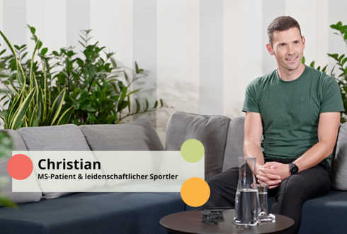 MS: Teaser zum Video von Christian Ein junger Mann sitzt auf einer Couch. Daneben die Einblendung „Christian, MS-Patient & leidenschaftlicher Sportler"