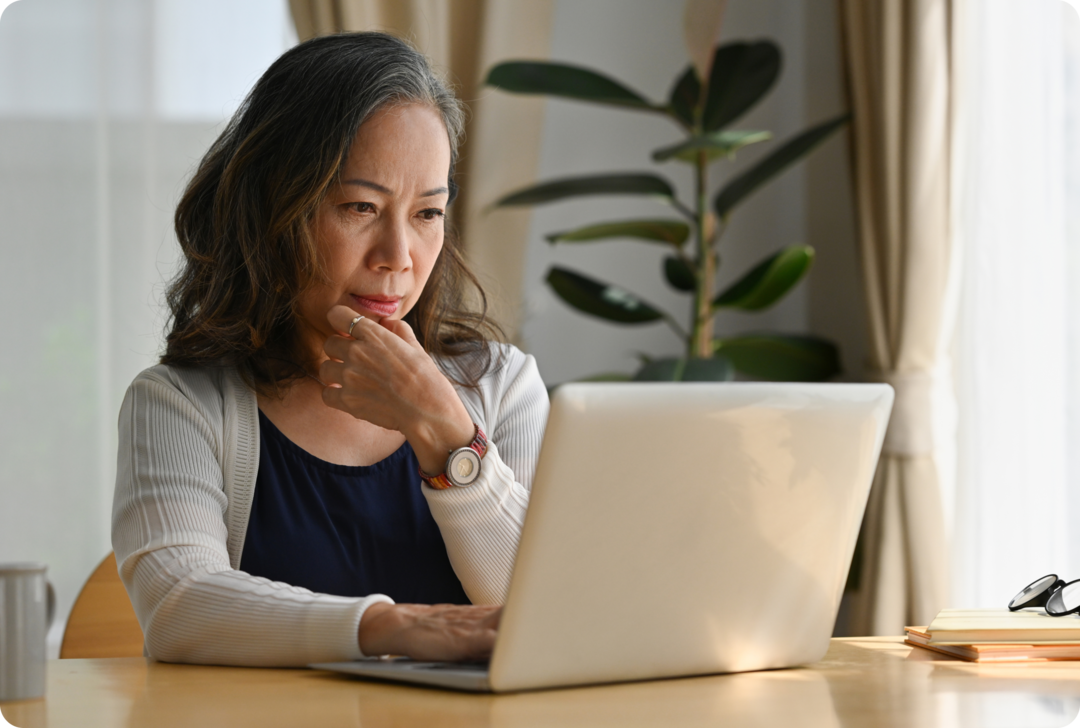 Internetrecherche Eine Frau sitzt an einem Laptop.