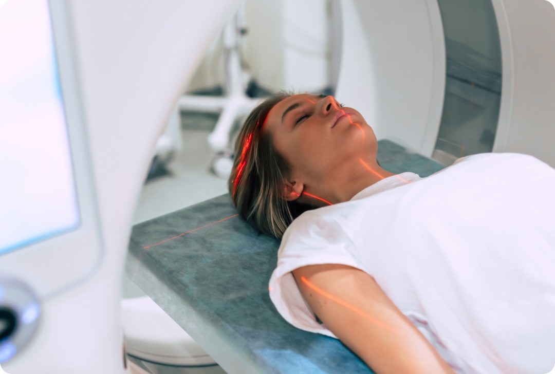 Eine Frau liegt in einem MRT-Gerät.