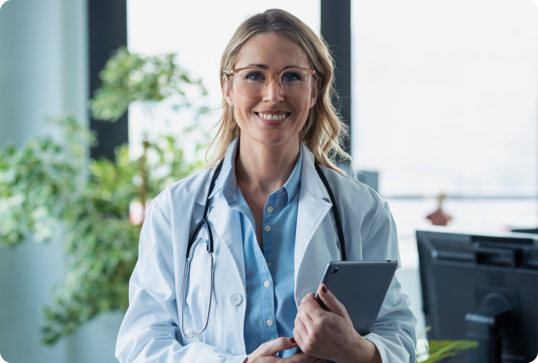 Eine Ärztin lächelt in die Kamera. 