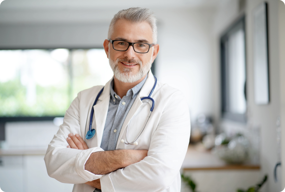 Überblick über die MS-Diagnostik Ein Arzt schaut mit verschränkten Armen in die Kamera.