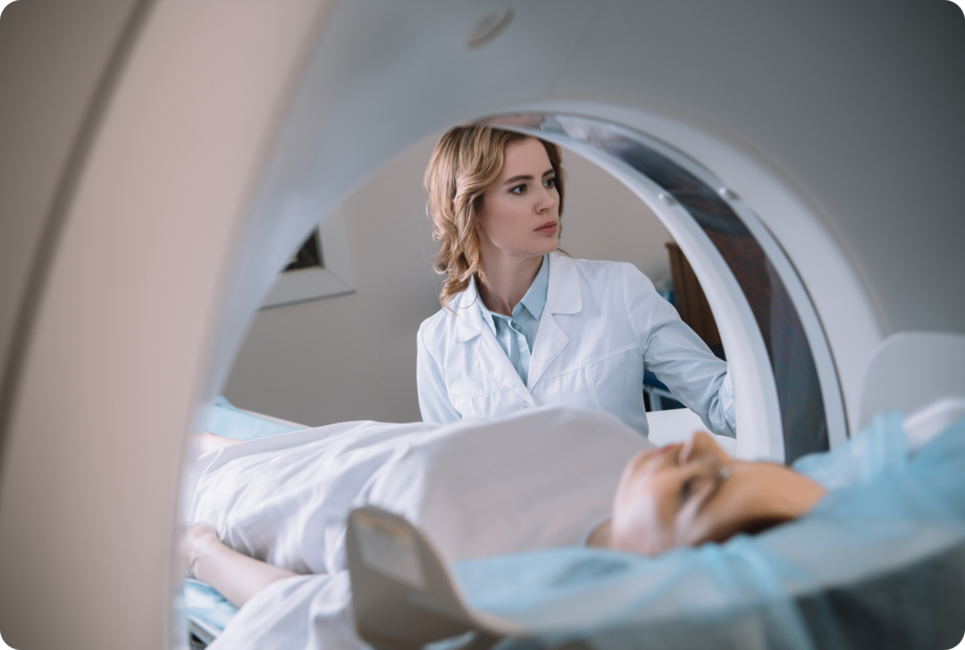 Eine Frau wird in ein MRT geschoben.