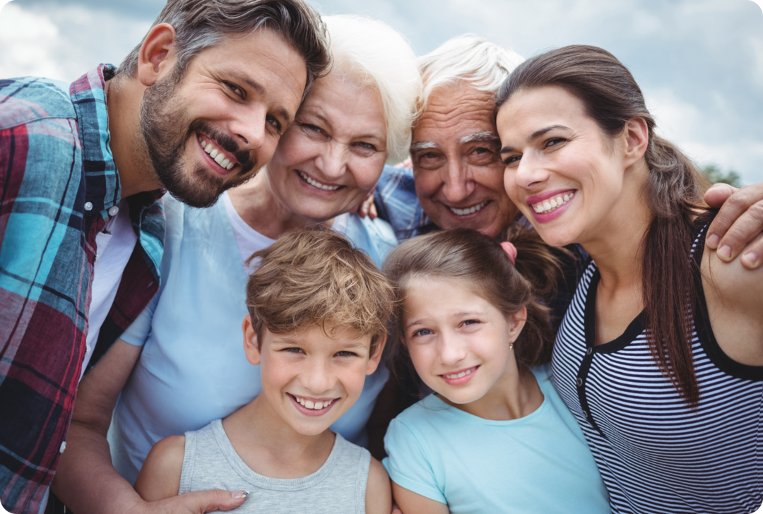 Liebe und Familie bei MS im Überblick Zwei ältere und zwei jüngere Erwachsene sowie zwei Kinder lächeln in die Kamera.