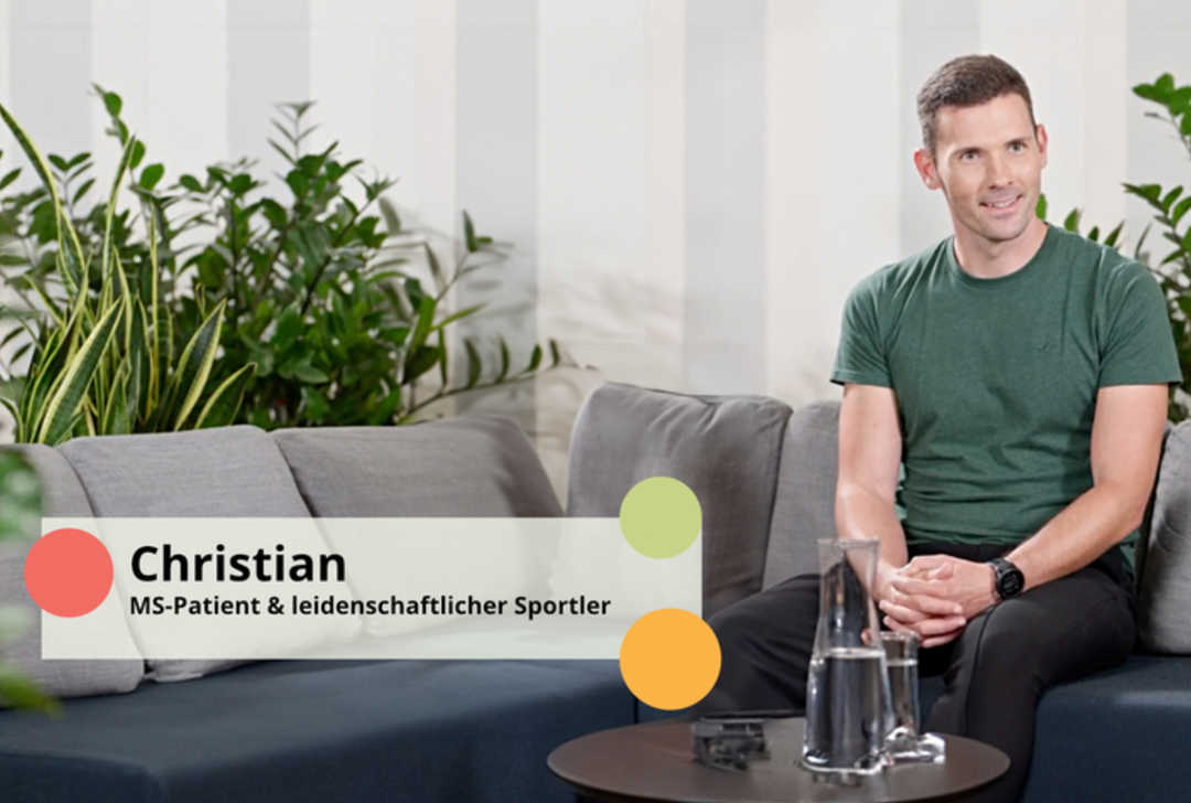 Ein junger Mann sitzt auf einer Couch. Daneben die Einblendung „Christian, MS-Patient & leidenschaftlicher Sportler"