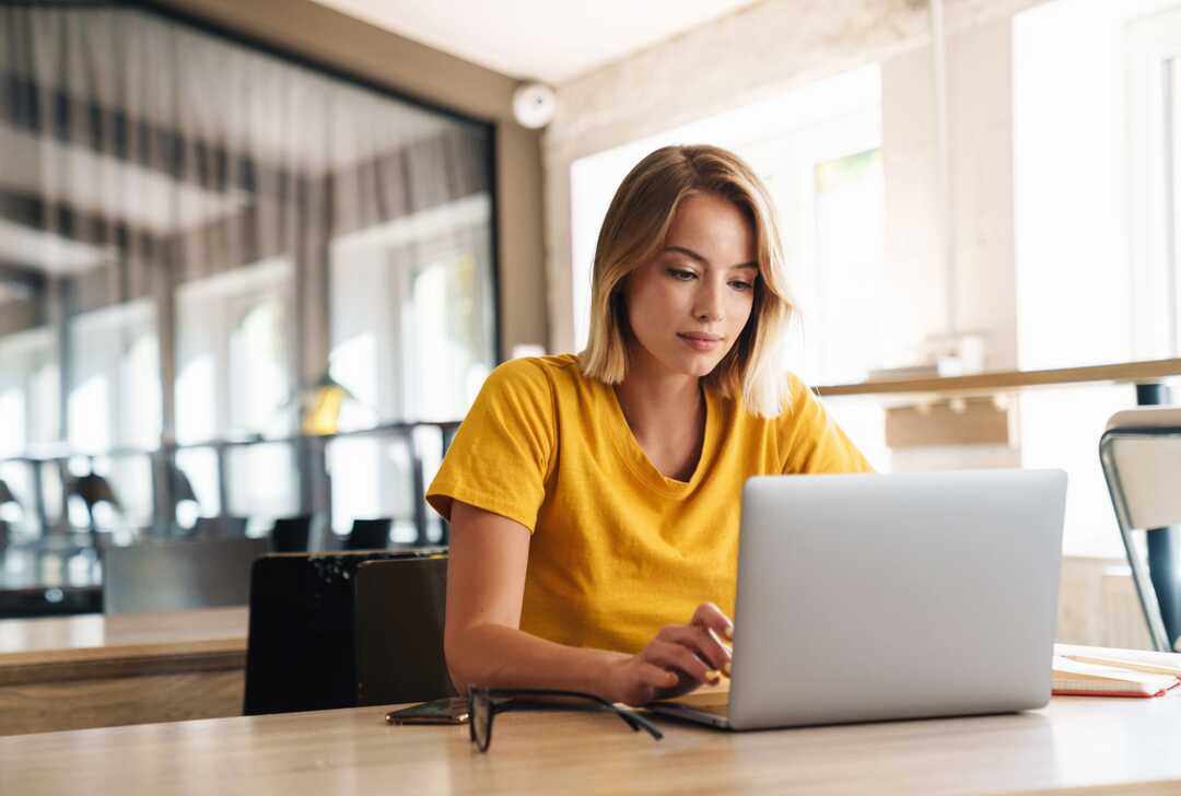 Eine Frau arbeitet mit ihrem Notebook